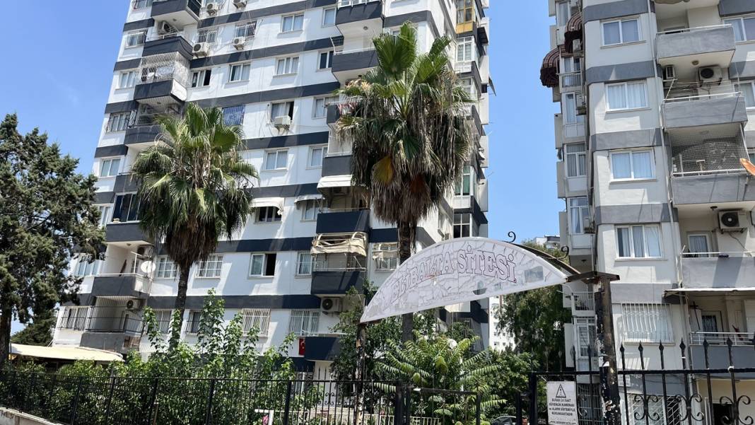 İki çocuğunun annesini apartman girişinde vahşice öldürdü! 1